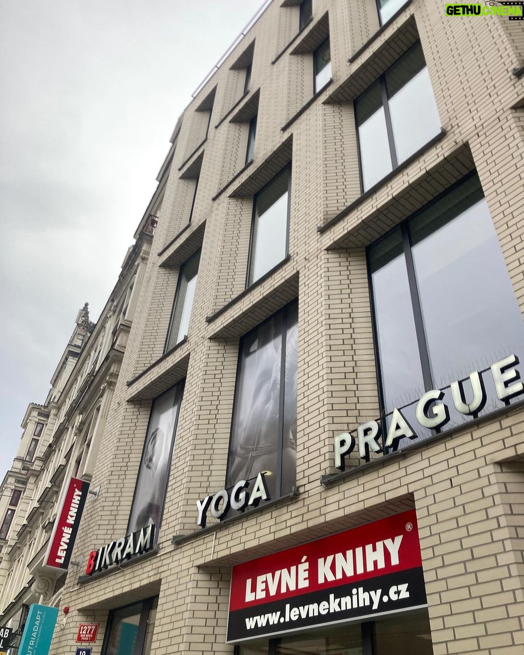Ester Geislerová Instagram - Děkuju za lekce, v @bikramyogapragueofficial, ve Vodičkově ulice. Před pár lety mi pomohla hot jóga v sobě nastartovat proces, který urychlil můj pocit neohebnosti, ztuhlosti možná i jakýsi pocit nemožnosti “pohnout se z místa”. A nyní. Stačilo mi pět lekcí a stalo se to zas!💫 Na @bikramyogapragueofficial se nemusíte ničeho bát, jste pod skvělým, profesionálním a milým vedením citlivých instruktorek. Doporučuju před první lekcí přijít o 30 minut dřív. V klidu si to tam prohlédnout. Je to jako jóga, protahování a posilování v jednom a jako na slunci , na pláži. A dost toho člevěk vypotí, tak ten den hodně pijte. Pocit potom je euforický, po pár lekcích se dostanete do poloh, do kterých by se za „studena“ dostával déle. Vyžaduje to i opatrnost, ale je to primárně velmi příjemný. Vyplavují se i emoce, v mem případě na hot joze více než kde jinde. Chvíli se mi cukala ramena, jako kdyby se vyplavil nějaký stres, ale zároveň i pocit slasti.) Čistè sprchy a silné fény, takže se nemusíte bat, ze byste si neusušili v zimě hlavu, dětský koutek, kam chodí moje kámoška s dcerou a obě jsou moc spokojené. Na místě si můžete kouit krásný oblečky a nebo když si zapomenete, jako jednou ja, tak vam pujci, včetně podložek a ručníků. Ja se nemůžu dočkat, az půjdeme zase, i mezi svátky. Cvičí se i na Pankráci, dekuju za tuhle možnost, je to fajn nakombinovat s posilovnou. Dekuji @bikramyogapragueofficial ❤️❣️💫 ADRESA: Studio Vodičkova Vodičkova 1277/19 Praha 1 Studio Pankrác Na Pankráci průchod mezi č. 121-125 Praha 4 Bikram Yoga Prague