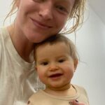 Ester Geislerová Instagram – Děkuju za lekce, v @bikramyogapragueofficial, ve Vodičkově ulice.
Před pár lety mi pomohla hot jóga v sobě nastartovat proces, který urychlil můj pocit neohebnosti, ztuhlosti možná i jakýsi pocit nemožnosti “pohnout se z místa”.
A nyní. Stačilo mi pět lekcí a stalo se to zas!💫

Na  @bikramyogapragueofficial se nemusíte ničeho bát, jste pod skvělým, profesionálním a milým vedením citlivých instruktorek. Doporučuju před první lekcí přijít o 30 minut dřív. V klidu si to tam prohlédnout. Je to jako jóga, protahování a posilování v jednom a jako na slunci , na pláži. A dost toho člevěk vypotí, tak ten den hodně pijte. 
Pocit potom je euforický, po pár lekcích se dostanete do poloh, do kterých by se za „studena“ dostával déle. Vyžaduje to i opatrnost, ale je to primárně velmi příjemný. Vyplavují se i emoce, v mem případě na hot joze více než kde jinde. Chvíli se mi cukala ramena, jako kdyby se vyplavil nějaký stres, ale zároveň i pocit slasti.)
Čistè sprchy a silné fény, takže se nemusíte bat, ze byste si neusušili v zimě hlavu, dětský koutek, kam chodí moje kámoška s dcerou a obě jsou moc spokojené. Na místě si můžete kouit krásný oblečky a nebo když si zapomenete, jako jednou ja, tak vam pujci, včetně podložek a ručníků. Ja se nemůžu dočkat, az půjdeme zase, i mezi svátky. Cvičí se i na Pankráci, dekuju za tuhle možnost, je to fajn nakombinovat s posilovnou. Dekuji @bikramyogapragueofficial ❤️❣️💫

ADRESA:
Studio Vodičkova
Vodičkova 1277/19
Praha 1

Studio Pankrác
Na Pankráci průchod mezi č. 121-125
Praha 4 Bikram Yoga Prague