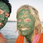 Ester Geislerová Instagram - 🍀🍀🍀PF 2024! Štěstí, zdraví a žádné plísně, ani zkažené pomazánky na chlebíčcích! Self care, na duši aj na těle. Take care.💚 💚 @martin.h.krupa