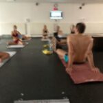 Ester Geislerová Instagram - Děkuju za lekce, v @bikramyogapragueofficial, ve Vodičkově ulice. Před pár lety mi pomohla hot jóga v sobě nastartovat proces, který urychlil můj pocit neohebnosti, ztuhlosti možná i jakýsi pocit nemožnosti “pohnout se z místa”. A nyní. Stačilo mi pět lekcí a stalo se to zas!💫 Na @bikramyogapragueofficial se nemusíte ničeho bát, jste pod skvělým, profesionálním a milým vedením citlivých instruktorek. Doporučuju před první lekcí přijít o 30 minut dřív. V klidu si to tam prohlédnout. Je to jako jóga, protahování a posilování v jednom a jako na slunci , na pláži. A dost toho člevěk vypotí, tak ten den hodně pijte. Pocit potom je euforický, po pár lekcích se dostanete do poloh, do kterých by se za „studena“ dostával déle. Vyžaduje to i opatrnost, ale je to primárně velmi příjemný. Vyplavují se i emoce, v mem případě na hot joze více než kde jinde. Chvíli se mi cukala ramena, jako kdyby se vyplavil nějaký stres, ale zároveň i pocit slasti.) Čistè sprchy a silné fény, takže se nemusíte bat, ze byste si neusušili v zimě hlavu, dětský koutek, kam chodí moje kámoška s dcerou a obě jsou moc spokojené. Na místě si můžete kouit krásný oblečky a nebo když si zapomenete, jako jednou ja, tak vam pujci, včetně podložek a ručníků. Ja se nemůžu dočkat, az půjdeme zase, i mezi svátky. Cvičí se i na Pankráci, dekuju za tuhle možnost, je to fajn nakombinovat s posilovnou. Dekuji @bikramyogapragueofficial ❤️❣️💫 ADRESA: Studio Vodičkova Vodičkova 1277/19 Praha 1 Studio Pankrác Na Pankráci průchod mezi č. 121-125 Praha 4 Bikram Yoga Prague