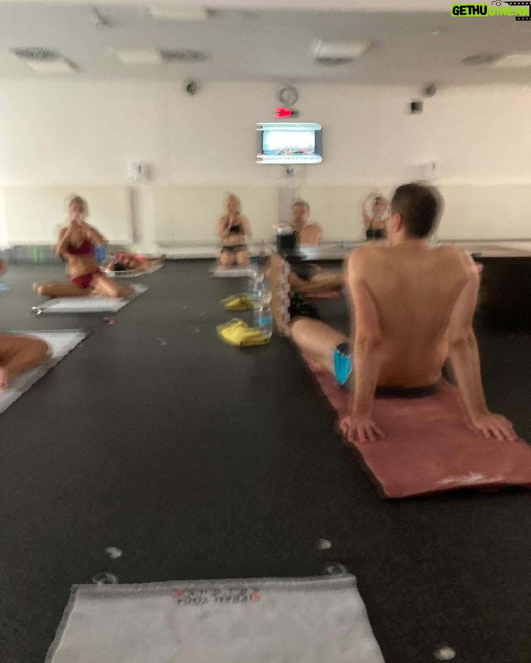Ester Geislerová Instagram - Děkuju za lekce, v @bikramyogapragueofficial, ve Vodičkově ulice. Před pár lety mi pomohla hot jóga v sobě nastartovat proces, který urychlil můj pocit neohebnosti, ztuhlosti možná i jakýsi pocit nemožnosti “pohnout se z místa”. A nyní. Stačilo mi pět lekcí a stalo se to zas!💫 Na @bikramyogapragueofficial se nemusíte ničeho bát, jste pod skvělým, profesionálním a milým vedením citlivých instruktorek. Doporučuju před první lekcí přijít o 30 minut dřív. V klidu si to tam prohlédnout. Je to jako jóga, protahování a posilování v jednom a jako na slunci , na pláži. A dost toho člevěk vypotí, tak ten den hodně pijte. Pocit potom je euforický, po pár lekcích se dostanete do poloh, do kterých by se za „studena“ dostával déle. Vyžaduje to i opatrnost, ale je to primárně velmi příjemný. Vyplavují se i emoce, v mem případě na hot joze více než kde jinde. Chvíli se mi cukala ramena, jako kdyby se vyplavil nějaký stres, ale zároveň i pocit slasti.) Čistè sprchy a silné fény, takže se nemusíte bat, ze byste si neusušili v zimě hlavu, dětský koutek, kam chodí moje kámoška s dcerou a obě jsou moc spokojené. Na místě si můžete kouit krásný oblečky a nebo když si zapomenete, jako jednou ja, tak vam pujci, včetně podložek a ručníků. Ja se nemůžu dočkat, az půjdeme zase, i mezi svátky. Cvičí se i na Pankráci, dekuju za tuhle možnost, je to fajn nakombinovat s posilovnou. Dekuji @bikramyogapragueofficial ❤️❣️💫 ADRESA: Studio Vodičkova Vodičkova 1277/19 Praha 1 Studio Pankrác Na Pankráci průchod mezi č. 121-125 Praha 4 Bikram Yoga Prague