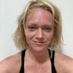 Ester Geislerová Instagram - Děkuju za lekce, v @bikramyogapragueofficial, ve Vodičkově ulice. Před pár lety mi pomohla hot jóga v sobě nastartovat proces, který urychlil můj pocit neohebnosti, ztuhlosti možná i jakýsi pocit nemožnosti “pohnout se z místa”. A nyní. Stačilo mi pět lekcí a stalo se to zas!💫 Na @bikramyogapragueofficial se nemusíte ničeho bát, jste pod skvělým, profesionálním a milým vedením citlivých instruktorek. Doporučuju před první lekcí přijít o 30 minut dřív. V klidu si to tam prohlédnout. Je to jako jóga, protahování a posilování v jednom a jako na slunci , na pláži. A dost toho člevěk vypotí, tak ten den hodně pijte. Pocit potom je euforický, po pár lekcích se dostanete do poloh, do kterých by se za „studena“ dostával déle. Vyžaduje to i opatrnost, ale je to primárně velmi příjemný. Vyplavují se i emoce, v mem případě na hot joze více než kde jinde. Chvíli se mi cukala ramena, jako kdyby se vyplavil nějaký stres, ale zároveň i pocit slasti.) Čistè sprchy a silné fény, takže se nemusíte bat, ze byste si neusušili v zimě hlavu, dětský koutek, kam chodí moje kámoška s dcerou a obě jsou moc spokojené. Na místě si můžete kouit krásný oblečky a nebo když si zapomenete, jako jednou ja, tak vam pujci, včetně podložek a ručníků. Ja se nemůžu dočkat, az půjdeme zase, i mezi svátky. Cvičí se i na Pankráci, dekuju za tuhle možnost, je to fajn nakombinovat s posilovnou. Dekuji @bikramyogapragueofficial ❤️❣️💫 ADRESA: Studio Vodičkova Vodičkova 1277/19 Praha 1 Studio Pankrác Na Pankráci průchod mezi č. 121-125 Praha 4 Bikram Yoga Prague