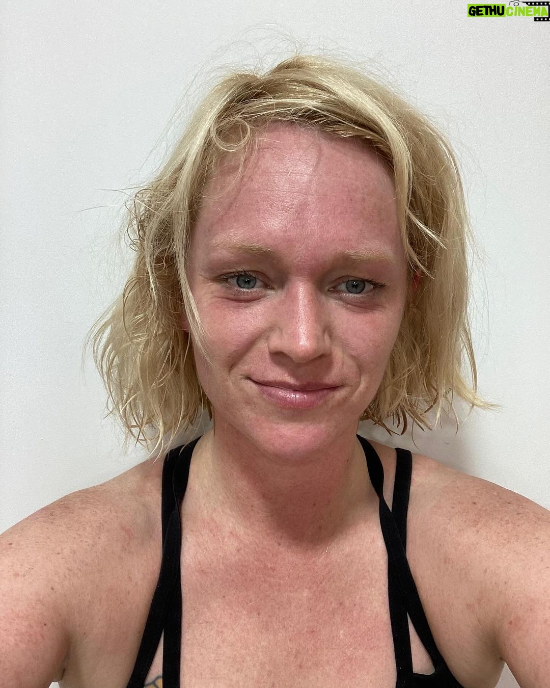 Ester Geislerová Instagram - Děkuju za lekce, v @bikramyogapragueofficial, ve Vodičkově ulice. Před pár lety mi pomohla hot jóga v sobě nastartovat proces, který urychlil můj pocit neohebnosti, ztuhlosti možná i jakýsi pocit nemožnosti “pohnout se z místa”. A nyní. Stačilo mi pět lekcí a stalo se to zas!💫 Na @bikramyogapragueofficial se nemusíte ničeho bát, jste pod skvělým, profesionálním a milým vedením citlivých instruktorek. Doporučuju před první lekcí přijít o 30 minut dřív. V klidu si to tam prohlédnout. Je to jako jóga, protahování a posilování v jednom a jako na slunci , na pláži. A dost toho člevěk vypotí, tak ten den hodně pijte. Pocit potom je euforický, po pár lekcích se dostanete do poloh, do kterých by se za „studena“ dostával déle. Vyžaduje to i opatrnost, ale je to primárně velmi příjemný. Vyplavují se i emoce, v mem případě na hot joze více než kde jinde. Chvíli se mi cukala ramena, jako kdyby se vyplavil nějaký stres, ale zároveň i pocit slasti.) Čistè sprchy a silné fény, takže se nemusíte bat, ze byste si neusušili v zimě hlavu, dětský koutek, kam chodí moje kámoška s dcerou a obě jsou moc spokojené. Na místě si můžete kouit krásný oblečky a nebo když si zapomenete, jako jednou ja, tak vam pujci, včetně podložek a ručníků. Ja se nemůžu dočkat, az půjdeme zase, i mezi svátky. Cvičí se i na Pankráci, dekuju za tuhle možnost, je to fajn nakombinovat s posilovnou. Dekuji @bikramyogapragueofficial ❤️❣️💫 ADRESA: Studio Vodičkova Vodičkova 1277/19 Praha 1 Studio Pankrác Na Pankráci průchod mezi č. 121-125 Praha 4 Bikram Yoga Prague