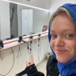 Ester Geislerová Instagram - Děkuju za lekce, v @bikramyogapragueofficial, ve Vodičkově ulice. Před pár lety mi pomohla hot jóga v sobě nastartovat proces, který urychlil můj pocit neohebnosti, ztuhlosti možná i jakýsi pocit nemožnosti “pohnout se z místa”. A nyní. Stačilo mi pět lekcí a stalo se to zas!💫 Na @bikramyogapragueofficial se nemusíte ničeho bát, jste pod skvělým, profesionálním a milým vedením citlivých instruktorek. Doporučuju před první lekcí přijít o 30 minut dřív. V klidu si to tam prohlédnout. Je to jako jóga, protahování a posilování v jednom a jako na slunci , na pláži. A dost toho člevěk vypotí, tak ten den hodně pijte. Pocit potom je euforický, po pár lekcích se dostanete do poloh, do kterých by se za „studena“ dostával déle. Vyžaduje to i opatrnost, ale je to primárně velmi příjemný. Vyplavují se i emoce, v mem případě na hot joze více než kde jinde. Chvíli se mi cukala ramena, jako kdyby se vyplavil nějaký stres, ale zároveň i pocit slasti.) Čistè sprchy a silné fény, takže se nemusíte bat, ze byste si neusušili v zimě hlavu, dětský koutek, kam chodí moje kámoška s dcerou a obě jsou moc spokojené. Na místě si můžete kouit krásný oblečky a nebo když si zapomenete, jako jednou ja, tak vam pujci, včetně podložek a ručníků. Ja se nemůžu dočkat, az půjdeme zase, i mezi svátky. Cvičí se i na Pankráci, dekuju za tuhle možnost, je to fajn nakombinovat s posilovnou. Dekuji @bikramyogapragueofficial ❤️❣️💫 ADRESA: Studio Vodičkova Vodičkova 1277/19 Praha 1 Studio Pankrác Na Pankráci průchod mezi č. 121-125 Praha 4 Bikram Yoga Prague
