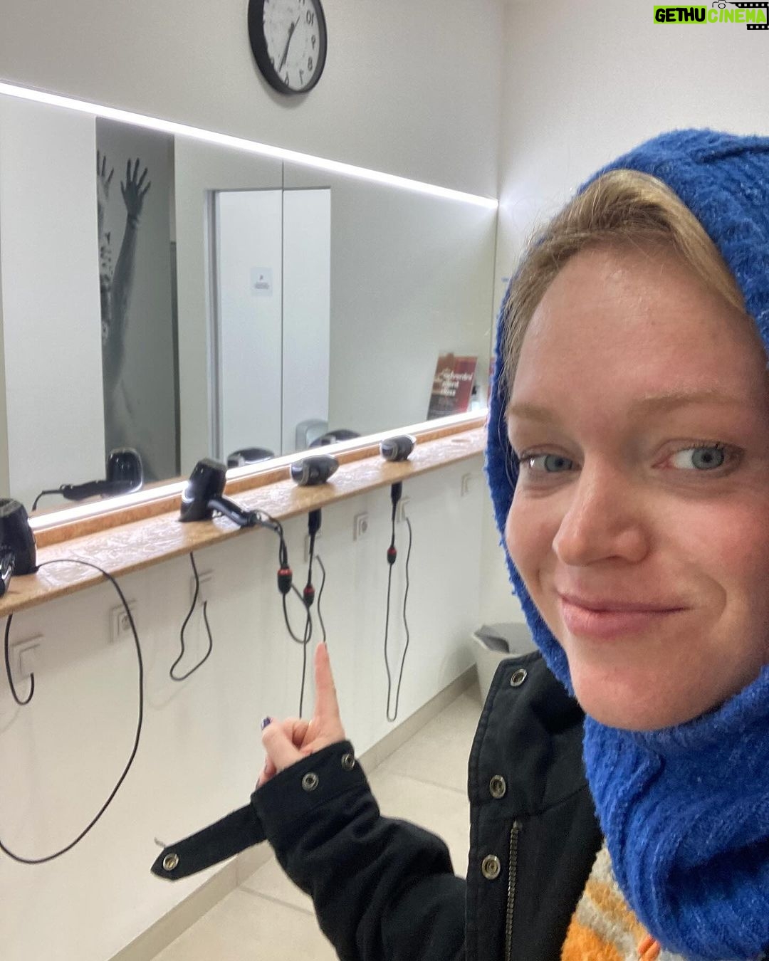 Ester Geislerová Instagram - Děkuju za lekce, v @bikramyogapragueofficial, ve Vodičkově ulice. Před pár lety mi pomohla hot jóga v sobě nastartovat proces, který urychlil můj pocit neohebnosti, ztuhlosti možná i jakýsi pocit nemožnosti “pohnout se z místa”. A nyní. Stačilo mi pět lekcí a stalo se to zas!💫 Na @bikramyogapragueofficial se nemusíte ničeho bát, jste pod skvělým, profesionálním a milým vedením citlivých instruktorek. Doporučuju před první lekcí přijít o 30 minut dřív. V klidu si to tam prohlédnout. Je to jako jóga, protahování a posilování v jednom a jako na slunci , na pláži. A dost toho člevěk vypotí, tak ten den hodně pijte. Pocit potom je euforický, po pár lekcích se dostanete do poloh, do kterých by se za „studena“ dostával déle. Vyžaduje to i opatrnost, ale je to primárně velmi příjemný. Vyplavují se i emoce, v mem případě na hot joze více než kde jinde. Chvíli se mi cukala ramena, jako kdyby se vyplavil nějaký stres, ale zároveň i pocit slasti.) Čistè sprchy a silné fény, takže se nemusíte bat, ze byste si neusušili v zimě hlavu, dětský koutek, kam chodí moje kámoška s dcerou a obě jsou moc spokojené. Na místě si můžete kouit krásný oblečky a nebo když si zapomenete, jako jednou ja, tak vam pujci, včetně podložek a ručníků. Ja se nemůžu dočkat, az půjdeme zase, i mezi svátky. Cvičí se i na Pankráci, dekuju za tuhle možnost, je to fajn nakombinovat s posilovnou. Dekuji @bikramyogapragueofficial ❤️❣️💫 ADRESA: Studio Vodičkova Vodičkova 1277/19 Praha 1 Studio Pankrác Na Pankráci průchod mezi č. 121-125 Praha 4 Bikram Yoga Prague