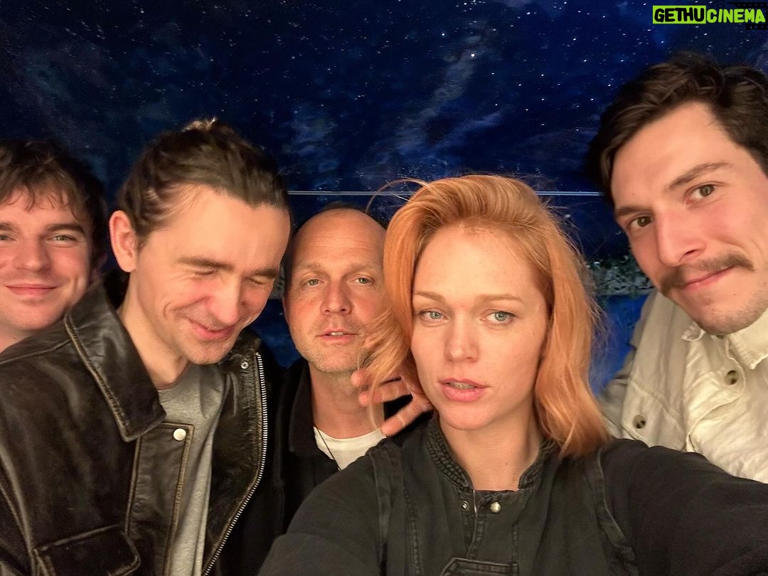 Ester Geislerová Instagram - S tohle partičkou, která je nejlepší ve Vesmíru, si prodlužujeme život! I love you, space boys! 🌌 Bylo to krásný!:) 📷 A jak to začalo: “Hele! Tady je hezký světlo!”📷 #vanocnivecere #svatek #vyroci 💙💫🪐🌏🌙⚡️✨ Lehká Hlava - Clear Head