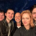 Ester Geislerová Instagram - S tohle partičkou, která je nejlepší ve Vesmíru, si prodlužujeme život! I love you, space boys! 🌌 Bylo to krásný!:) 📷 A jak to začalo: “Hele! Tady je hezký světlo!”📷 #vanocnivecere #svatek #vyroci 💙💫🪐🌏🌙⚡️✨ Lehká Hlava - Clear Head