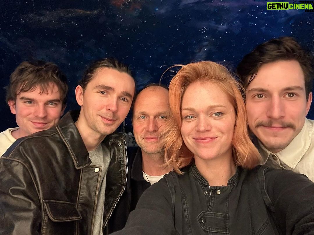 Ester Geislerová Instagram - S tohle partičkou, která je nejlepší ve Vesmíru, si prodlužujeme život! I love you, space boys! 🌌 Bylo to krásný!:) 📷 A jak to začalo: “Hele! Tady je hezký světlo!”📷 #vanocnivecere #svatek #vyroci 💙💫🪐🌏🌙⚡️✨ Lehká Hlava - Clear Head
