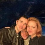 Ester Geislerová Instagram - S tohle partičkou, která je nejlepší ve Vesmíru, si prodlužujeme život! I love you, space boys! 🌌 Bylo to krásný!:) 📷 A jak to začalo: “Hele! Tady je hezký světlo!”📷 #vanocnivecere #svatek #vyroci 💙💫🪐🌏🌙⚡️✨ Lehká Hlava - Clear Head