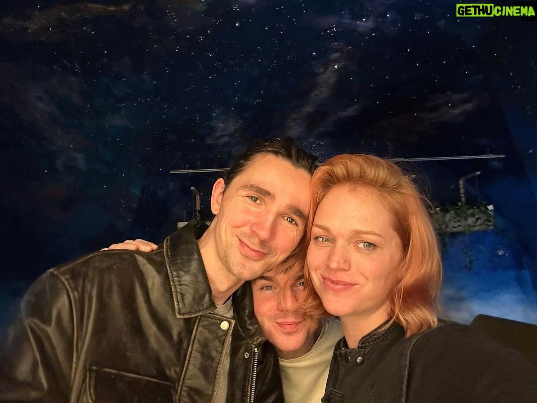 Ester Geislerová Instagram - S tohle partičkou, která je nejlepší ve Vesmíru, si prodlužujeme život! I love you, space boys! 🌌 Bylo to krásný!:) 📷 A jak to začalo: “Hele! Tady je hezký světlo!”📷 #vanocnivecere #svatek #vyroci 💙💫🪐🌏🌙⚡️✨ Lehká Hlava - Clear Head