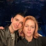 Ester Geislerová Instagram - S tohle partičkou, která je nejlepší ve Vesmíru, si prodlužujeme život! I love you, space boys! 🌌 Bylo to krásný!:) 📷 A jak to začalo: “Hele! Tady je hezký světlo!”📷 #vanocnivecere #svatek #vyroci 💙💫🪐🌏🌙⚡️✨ Lehká Hlava - Clear Head