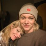 Ester Geislerová Instagram - Aňa @geislerka má knihy a merch, textil a boží čepice, Lela má tisky a plakátky, @zuza_led grafiky a tisky, @katerinaoujezdska má agenturu herckou a headshoty a s Aňou workshopy a my měly malý pop up a všichni dohromady uděláme dost. 🎄🎄🎄 V @atelier22_23 🤍 #atelier22 Petřín Hill, Petrin, Prague
