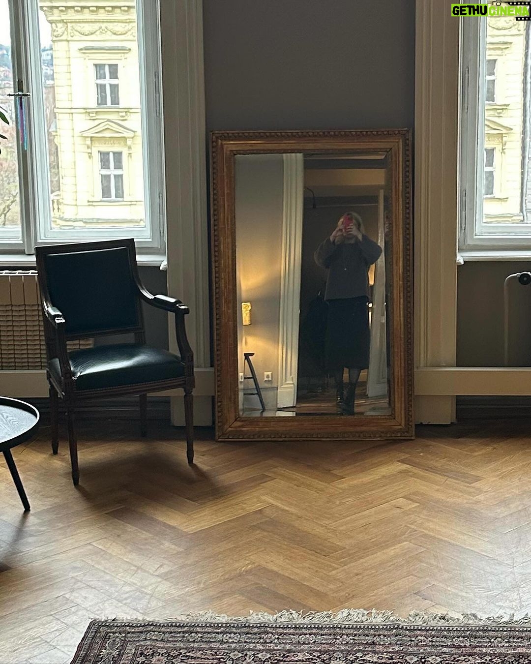 Ester Geislerová Instagram - Aňa @geislerka má knihy a merch, textil a boží čepice, Lela má tisky a plakátky, @zuza_led grafiky a tisky, @katerinaoujezdska má agenturu herckou a headshoty a s Aňou workshopy a my měly malý pop up a všichni dohromady uděláme dost. 🎄🎄🎄 V @atelier22_23 🤍 #atelier22 Petřín Hill, Petrin, Prague
