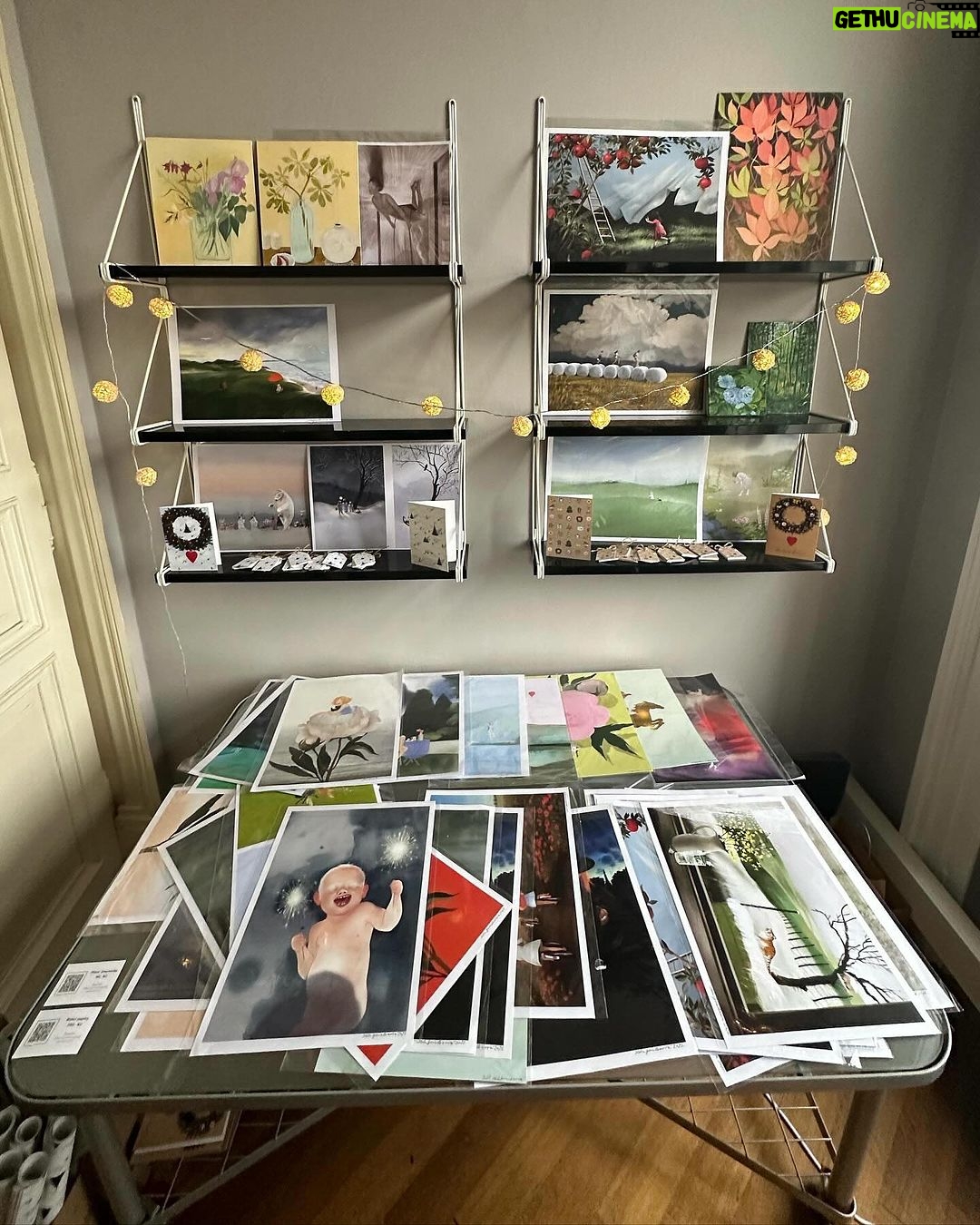 Ester Geislerová Instagram - Aňa @geislerka má knihy a merch, textil a boží čepice, Lela má tisky a plakátky, @zuza_led grafiky a tisky, @katerinaoujezdska má agenturu herckou a headshoty a s Aňou workshopy a my měly malý pop up a všichni dohromady uděláme dost. 🎄🎄🎄 V @atelier22_23 🤍 #atelier22 Petřín Hill, Petrin, Prague
