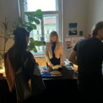 Ester Geislerová Instagram - Aňa @geislerka má knihy a merch, textil a boží čepice, Lela má tisky a plakátky, @zuza_led grafiky a tisky, @katerinaoujezdska má agenturu herckou a headshoty a s Aňou workshopy a my měly malý pop up a všichni dohromady uděláme dost. 🎄🎄🎄 V @atelier22_23 🤍 #atelier22 Petřín Hill, Petrin, Prague