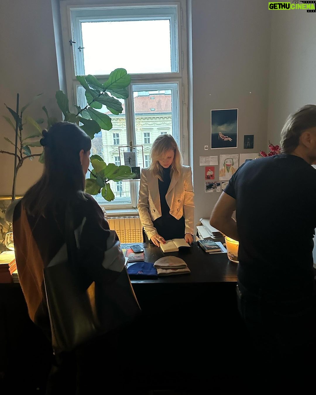 Ester Geislerová Instagram - Aňa @geislerka má knihy a merch, textil a boží čepice, Lela má tisky a plakátky, @zuza_led grafiky a tisky, @katerinaoujezdska má agenturu herckou a headshoty a s Aňou workshopy a my měly malý pop up a všichni dohromady uděláme dost. 🎄🎄🎄 V @atelier22_23 🤍 #atelier22 Petřín Hill, Petrin, Prague