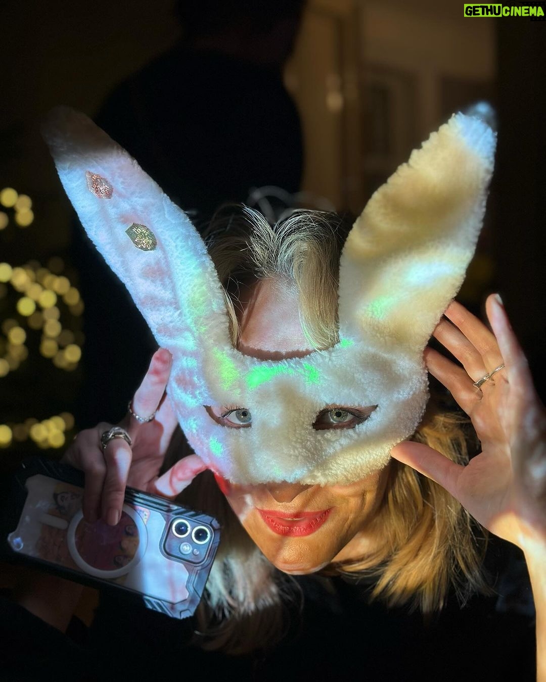 Ester Geislerová Instagram - Miluju promítačky a promítání… odjakživa! Projektory na diapozitivy, promítačky v kině, domácí malé projektory. Měla jsem se jmenovat Epson, ne Ester. #atelier22 Párti @atelier22_23 @zuza_led @katerinaoujezdska @geislerka