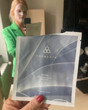 Ester Geislerová Instagram - Moje milovaná kosmetika @cosmedix_me dělá krásnou pleť !  Je na ní spolehnutí. Tuhle masku jsem si dala před focením na @finaleplzen a chodím jednou měsíčně k @halova.marketa a je to taková jistota! 
Děkuju za tyhle holčičí kratochvíle a těším se na další seanci….)❄️🕊️🤍 #neplacenaspoluprace #cosmedixme #cosmedixskincare