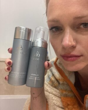 Ester Geislerová Instagram - Moje milovaná kosmetika @cosmedix_me dělá krásnou pleť !  Je na ní spolehnutí. Tuhle masku jsem si dala před focením na @finaleplzen a chodím jednou měsíčně k @halova.marketa a je to taková jistota! 
Děkuju za tyhle holčičí kratochvíle a těším se na další seanci….)❄️🕊️🤍 #neplacenaspoluprace #cosmedixme #cosmedixskincare