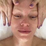 Ester Geislerová Instagram – Moje milovaná kosmetika @cosmedix_me dělá krásnou pleť !  Je na ní spolehnutí. Tuhle masku jsem si dala před focením na @finaleplzen a chodím jednou měsíčně k @halova.marketa a je to taková jistota! 
Děkuju za tyhle holčičí kratochvíle a těším se na další seanci….)❄️🕊️🤍 #neplacenaspoluprace #cosmedixme #cosmedixskincare Strasnice, Hlavní Město Praha, Czech Republic