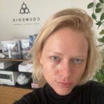Ester Geislerová Instagram - Moje milovaná kosmetika @cosmedix_me dělá krásnou pleť ! Je na ní spolehnutí. Tuhle masku jsem si dala před focením na @finaleplzen a chodím jednou měsíčně k @halova.marketa a je to taková jistota! Děkuju za tyhle holčičí kratochvíle a těším se na další seanci….)❄️🕊️🤍 #neplacenaspoluprace #cosmedixme #cosmedixskincare Strasnice, Hlavní Město Praha, Czech Republic
