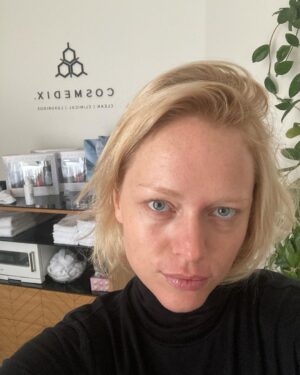 Ester Geislerová Instagram - Moje milovaná kosmetika @cosmedix_me dělá krásnou pleť !  Je na ní spolehnutí. Tuhle masku jsem si dala před focením na @finaleplzen a chodím jednou měsíčně k @halova.marketa a je to taková jistota! 
Děkuju za tyhle holčičí kratochvíle a těším se na další seanci….)❄️🕊️🤍 #neplacenaspoluprace #cosmedixme #cosmedixskincare