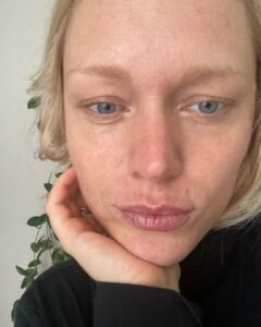 Ester Geislerová Instagram - Moje milovaná kosmetika @cosmedix_me dělá krásnou pleť ! Je na ní spolehnutí. Tuhle masku jsem si dala před focením na @finaleplzen a chodím jednou měsíčně k @halova.marketa a je to taková jistota! Děkuju za tyhle holčičí kratochvíle a těším se na další seanci….)❄️🕊️🤍 #neplacenaspoluprace #cosmedixme #cosmedixskincare Strasnice, Hlavní Město Praha, Czech Republic
