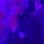 Ester Geislerová Instagram - To bylo tak dojemný a důstojný rozloučení s Karlem. Celá mše, zpěv a tolik fantastických řečníků a překrásných modliteb a všechno umocněno neskutečnou zimou.) V hlavě se mi míchaly všemožné vzpomínky na Karla, naše rozhovory, na Dřevíči nebo výlety za Karlem s Nesváčou, ale hlavně velmi živě jeho poslední narozeniny, kde jsme všichni s Karlem a s cimbálovkou zpívali koledy. “Nám narodil se kníže pán…”, která zazněla včera při vynášení z kaple a která končí radostně, radujme se… a tak se radujme.. on to tak chtěl..🙏🕊️ ale bylo to těžký, já tak bulela. Tolik jsem ho měla ráda. Představovala jsem si malého Karla, jak je u rádia, stojí, salutuje a slibuje věrnost Československé republice a jak dodržel, co slíbil…🇨🇿 “Připraven sloužit. Jako malý chlapec třeba složil takovou vnitřní přísahu, že se bude snažit o ochranu demokracie, když se v roce 1948 dozvěděl o smrti Jana Masaryka.” (9.12. 2023,IRozhlas, Radiožurnál) Duchovních dětí po Havlovi a teď i Karlovi je dost, mnoho z nich bylo v v chrámu, na Hradčanském náměstí, doma i v Lucerně, kde zase zazněla druhá píseň, kterou mám s Karlem velmi spojenou a to Mochomůrky bílé. Ach jo…, Karel forever! Děkujeme, nikdy nezapomenu a taky slibuju.✌️🇨🇿🕊️ A přikládám zbylé sloky, kdo neznáte, letos si je zazpívejte...📝 1) Narodil se Kristus Pán, veselme se, z růže kvítek vykvet nám, radujme se. Z života čistého, z rodu královského, nám, nám, narodil se. 2) Jenž prorokován jest, veselme se, ten na svět poslán jest, radujme se! Z života čistého, z rodu královského, nám, nám, narodil se. 3) Člověčenství naše, veselme se, ráčil vzíti na Bůh se, radujme se! Z života čistého, z rodu královského, nám, nám, narodil se. 4) Goliáš obloupen, veselme se, člověk jest vykoupen, radujme se! Z života čistého, z rodu královského, nám, nám, narodil se. #karelschwarzenberg #knize #karelforever #✌️🇨🇿🤍🎄📝💋❤️🕊️🫂 Prague, Czech Republic