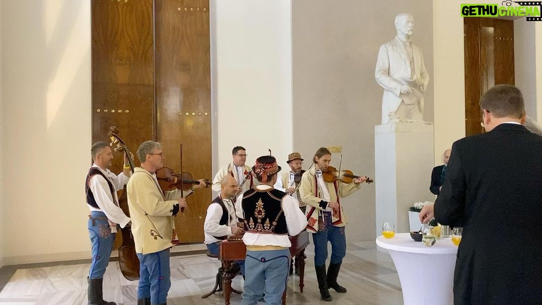 Ester Geislerová Instagram - To bylo tak dojemný a důstojný rozloučení s Karlem. Celá mše, zpěv a tolik fantastických řečníků a překrásných modliteb a všechno umocněno neskutečnou zimou.) V hlavě se mi míchaly všemožné vzpomínky na Karla, naše rozhovory, na Dřevíči nebo výlety za Karlem s Nesváčou, ale hlavně velmi živě jeho poslední narozeniny, kde jsme všichni s Karlem a s cimbálovkou zpívali koledy. “Nám narodil se kníže pán…”, která zazněla včera při vynášení z kaple a která končí radostně, radujme se… a tak se radujme.. on to tak chtěl..🙏🕊️ ale bylo to těžký, já tak bulela. Tolik jsem ho měla ráda. Představovala jsem si malého Karla, jak je u rádia, stojí, salutuje a slibuje věrnost Československé republice a jak dodržel, co slíbil…🇨🇿 “Připraven sloužit. Jako malý chlapec třeba složil takovou vnitřní přísahu, že se bude snažit o ochranu demokracie, když se v roce 1948 dozvěděl o smrti Jana Masaryka.” (9.12. 2023,IRozhlas, Radiožurnál) Duchovních dětí po Havlovi a teď i Karlovi je dost, mnoho z nich bylo v v chrámu, na Hradčanském náměstí, doma i v Lucerně, kde zase zazněla druhá píseň, kterou mám s Karlem velmi spojenou a to Mochomůrky bílé. Ach jo…, Karel forever! Děkujeme, nikdy nezapomenu a taky slibuju.✌️🇨🇿🕊️ A přikládám zbylé sloky, kdo neznáte, letos si je zazpívejte...📝 1) Narodil se Kristus Pán, veselme se, z růže kvítek vykvet nám, radujme se. Z života čistého, z rodu královského, nám, nám, narodil se. 2) Jenž prorokován jest, veselme se, ten na svět poslán jest, radujme se! Z života čistého, z rodu královského, nám, nám, narodil se. 3) Člověčenství naše, veselme se, ráčil vzíti na Bůh se, radujme se! Z života čistého, z rodu královského, nám, nám, narodil se. 4) Goliáš obloupen, veselme se, člověk jest vykoupen, radujme se! Z života čistého, z rodu královského, nám, nám, narodil se. #karelschwarzenberg #knize #karelforever #✌️🇨🇿🤍🎄📝💋❤️🕊️🫂 Prague, Czech Republic