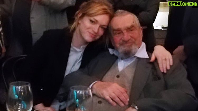 Ester Geislerová Instagram - To bylo tak dojemný a důstojný rozloučení s Karlem. Celá mše, zpěv a tolik fantastických řečníků a překrásných modliteb a všechno umocněno neskutečnou zimou.) V hlavě se mi míchaly všemožné vzpomínky na Karla, naše rozhovory, na Dřevíči nebo výlety za Karlem s Nesváčou, ale hlavně velmi živě jeho poslední narozeniny, kde jsme všichni s Karlem a s cimbálovkou zpívali koledy. “Nám narodil se kníže pán…”, která zazněla včera při vynášení z kaple a která končí radostně, radujme se… a tak se radujme.. on to tak chtěl..🙏🕊️ ale bylo to těžký, já tak bulela. Tolik jsem ho měla ráda. Představovala jsem si malého Karla, jak je u rádia, stojí, salutuje a slibuje věrnost Československé republice a jak dodržel, co slíbil…🇨🇿 “Připraven sloužit. Jako malý chlapec třeba složil takovou vnitřní přísahu, že se bude snažit o ochranu demokracie, když se v roce 1948 dozvěděl o smrti Jana Masaryka.” (9.12. 2023,IRozhlas, Radiožurnál) Duchovních dětí po Havlovi a teď i Karlovi je dost, mnoho z nich bylo v v chrámu, na Hradčanském náměstí, doma i v Lucerně, kde zase zazněla druhá píseň, kterou mám s Karlem velmi spojenou a to Mochomůrky bílé. Ach jo…, Karel forever! Děkujeme, nikdy nezapomenu a taky slibuju.✌️🇨🇿🕊️ A přikládám zbylé sloky, kdo neznáte, letos si je zazpívejte...📝 1) Narodil se Kristus Pán, veselme se, z růže kvítek vykvet nám, radujme se. Z života čistého, z rodu královského, nám, nám, narodil se. 2) Jenž prorokován jest, veselme se, ten na svět poslán jest, radujme se! Z života čistého, z rodu královského, nám, nám, narodil se. 3) Člověčenství naše, veselme se, ráčil vzíti na Bůh se, radujme se! Z života čistého, z rodu královského, nám, nám, narodil se. 4) Goliáš obloupen, veselme se, člověk jest vykoupen, radujme se! Z života čistého, z rodu královského, nám, nám, narodil se. #karelschwarzenberg #knize #karelforever #✌️🇨🇿🤍🎄📝💋❤️🕊️🫂 Prague, Czech Republic