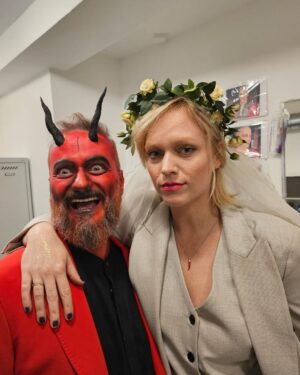 Ester Geislerová Instagram - Dnešní Terapie sdílením LIVE Mikulášský speciál v @divadlonamaninach ! A už jen 11.12. a 12.12. , ale v @divadlobezzabradli ❤️❣️🫀👹🕊️☃️❄️🤍