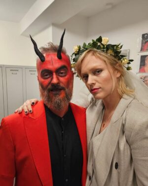 Ester Geislerová Instagram - Dnešní Terapie sdílením LIVE Mikulášský speciál v @divadlonamaninach ! A už jen 11.12. a 12.12. , ale v @divadlobezzabradli ❤️❣️🫀👹🕊️☃️❄️🤍