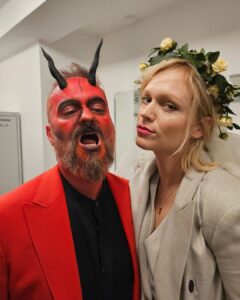 Ester Geislerová Instagram - Dnešní Terapie sdílením LIVE Mikulášský speciál v @divadlonamaninach ! A už jen 11.12. a 12.12. , ale v @divadlobezzabradli ❤️❣️🫀👹🕊️☃️❄️🤍 Holešovice