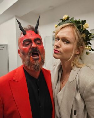 Ester Geislerová Instagram - Dnešní Terapie sdílením LIVE Mikulášský speciál v @divadlonamaninach ! A už jen 11.12. a 12.12. , ale v @divadlobezzabradli ❤️❣️🫀👹🕊️☃️❄️🤍