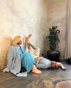 Ester Geislerová Instagram - Making of @mojepsychologie s Honzou @ganapatijan & @melpamene ! LEDEN 2024❤️☃️❄️🫂🕊️🫀 
Rozhovor o Terapii sdílením, podcadtu, ezošmejdech, naší sinergii a nefunkční astrologii! Máte se na co těšit!
.
.

Foto @davidtureckyphotography 
Make up @hristinageorgievska 
Styling @sona.erba 
Rozhovor @melpamene