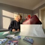 Ester Geislerová Instagram – Kabelka a elegantní věci denní potřeby v jednom, to jdou dárky od @montblanc. Překrásné tašky a pera a zápisníky. A s dlouholetou tradicí. Je radost obdarovat Aňu a @geislerka ví, že potřebuju novu kabelku a já vím, že tyhle velký tašky na cestování-to je její druhy jméno-Aňa Válká taška na cestování Geislerová. Má další jména-od malička- jsou, jak už teď všichni víte , Eťa Prďa Smrďa Geislerová No.:)
Tak dělejte radost.) 💙❣️📝🖋️✒️🖌️📧🎁
#HeartWritten #InspireWriting #spoluprace @montblanc