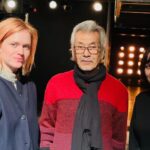 Ester Geislerová Instagram - Včera dopoledne jsem měla VELKOU čest natočit rozhovor s japonským mistrem tance, Minem Tanakou, do vznikajícího dokumentu o našem tátovi, japanalogovi Petrovi Geislerovi. (#petrgeisler) Povídali jsme si víc jak hodinu a půl a promítali si fotografie a kaligrafie. Když do Čech Min přijel tajně, na pozvání Ondřeje Hraba, poprvé v roce 1984, byl jeho prvním představení i mladý tlumočník, který umel oboustranně vytvářet pomyslný most mezi ním, jeho specifickou formou tvorby a mladými českými diváky, lačnícími po umění a kultuře. Bydleli u nás, u japanologů Heleny Honcoopové nebo i u Martina Vačkáře, se kterými se včera taky potkali. Povídali jsme si s Minem o tom, jak vnímal tu cestu sem, za totalitního režimu, co bylo na tátovi výjimečného, o jeho kaligrafii, vztahu k Japonsku, co mají tanec a kaligrafie společného.. a mnoho dalšího. Prý potkal mnoho překladatelů a tlumočníků, ale u nej věděl, že nemusí být nervózní. A dokonce docházelo ke vzájemnému obohacení. Ukazovali jsme si, na konkrétních kaligrafiích, kde táta pracoval s prostorem na papíře konceptuálně, tím že třeba neco vynechal. Bylo to nepopsané a neviditelné a tak se jmenovalo i jeho večerní představení Nepojmenovaný tanec, kterým uzavřel magický kruh @divadloarcha, u kterého stáli na začátku Ondrej, Jana, Min …ale i Petr. Zůstali přátelé celý život. Dokonce mu Min posílal štětce na kaligrafii. Děkuju Minovi a jeho týmu za vřelý přístup: “Pro Petra Geislera cokoliv!” Děkuju THA za fantastickou pomoc a @divadloarcha za zprostředkování a i já byla v klidu s geniální překladatelkou Hanou Wagnerovou. A taky @martin.h.krupa za pomoc a klid.) Děkuju! #mintanaka #untitleddancer #divadloracha 🙏💫🌙⚡️🧧 📷 Oli Helcl 📷Vladimír Barák 📷 Tomáš Sysel 📷 @miroslavhelcl Divadlo Archa