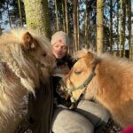 Ester Geislerová Instagram - Navštívily jsme “moje” herečky (hlavně klisničky) z chystané práce #cojsmemelirictanerekli , na kterépracuji a bude v červnu na výstavě. Dostaly jsme s @lelageislerova jsme fantastickou a velmi komplexní přednášku a minikoníci nám udělali terapii, láskyplnou.. to je nepřenosné-jeďte tam! 28 km za Prahou! Majitelka @minikonecr je odbornice na koně, studuje, učí a dělá úžasnou práci a osvětu: vše o koních, kurzy, kroužky, závody, hrají s nimi divadlo! A mnohem víc!:) Koukněte na minikone.cz #minikone #cojsmemelirictanerekli https://www.przechwozd.cz/ 🐎🐎🐎 Přehvozdí