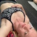 Ester Geislerová Instagram - Děkuju za lekce, v @bikramyogapragueofficial, ve Vodičkově ulice. Před pár lety mi pomohla hot jóga v sobě nastartovat proces, který urychlil můj pocit neohebnosti, ztuhlosti možná i jakýsi pocit nemožnosti “pohnout se z místa”. A nyní. Stačilo mi pět lekcí a stalo se to zas!💫 Na @bikramyogapragueofficial se nemusíte ničeho bát, jste pod skvělým, profesionálním a milým vedením citlivých instruktorek. Doporučuju před první lekcí přijít o 30 minut dřív. V klidu si to tam prohlédnout. Je to jako jóga, protahování a posilování v jednom a jako na slunci , na pláži. A dost toho člevěk vypotí, tak ten den hodně pijte. Pocit potom je euforický, po pár lekcích se dostanete do poloh, do kterých by se za „studena“ dostával déle. Vyžaduje to i opatrnost, ale je to primárně velmi příjemný. Vyplavují se i emoce, v mem případě na hot joze více než kde jinde. Chvíli se mi cukala ramena, jako kdyby se vyplavil nějaký stres, ale zároveň i pocit slasti.) Čistè sprchy a silné fény, takže se nemusíte bat, ze byste si neusušili v zimě hlavu, dětský koutek, kam chodí moje kámoška s dcerou a obě jsou moc spokojené. Na místě si můžete kouit krásný oblečky a nebo když si zapomenete, jako jednou ja, tak vam pujci, včetně podložek a ručníků. Ja se nemůžu dočkat, az půjdeme zase, i mezi svátky. Cvičí se i na Pankráci, dekuju za tuhle možnost, je to fajn nakombinovat s posilovnou. Dekuji @bikramyogapragueofficial ❤️❣️💫 ADRESA: Studio Vodičkova Vodičkova 1277/19 Praha 1 Studio Pankrác Na Pankráci průchod mezi č. 121-125 Praha 4 Bikram Yoga Prague