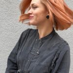 Ester Geislerová Instagram - @k_dolezalovahair je bohyně barev…!🧡 Dnes jsem přišla a říkám… něco do zrz, ale světlého, ne tmavá zrz, vánoční punč, ale taková ještě nádechem léta! A takhle jsem si to přála! Děkuju! @k_dolezalovahair @neuma_cz_sk the academy