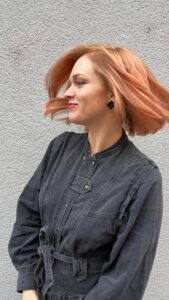 Ester Geislerová Instagram - @k_dolezalovahair je bohyně barev…!🧡 Dnes jsem přišla a říkám… něco do zrz, ale světlého, ne tmavá zrz, vánoční punč, ale taková ještě nádechem léta! A takhle jsem si to přála! Děkuju! @k_dolezalovahair @neuma_cz_sk the academy