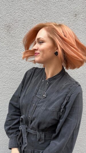 Ester Geislerová Instagram - @k_dolezalovahair je bohyně barev…!🧡
Dnes jsem přišla a říkám… něco do zrz, ale světlého, ne tmavá zrz, vánoční punč, ale taková ještě nádechem léta! A takhle jsem si to přála! Děkuju! @k_dolezalovahair @neuma_cz_sk