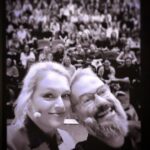 Ester Geislerová Instagram – #terapiesdilenimreset 
poslední v tomto roce. 
Děkujeme vám všem. 
Uvidíme se 8.1. V @knihovna_praha ❤️🫂🙏🤍🕊️ Divadlo Bez Zábradlí