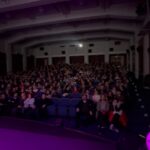 Ester Geislerová Instagram - VYPRODÁNO! Pondělí 8.ledna v @knihovna_praha bylo plno! Děkujeme všem divákům! Za vaše otázky-milujeme debaty! Jak se nebojíte, sdílíte!🫂🫂🫂🫶🙏 Kde budeme dal?) 15.1. Plzeň, Papírna Plzeň, TSL 30.1., Žamberk, Kino Žamberk, TSL 12.2. Praha, Divadlo Bez Zábradlí, TSL 20.2. Ústí nad Labem, Veřejný sál, TSL 12.3. Hradec Králové, TSL 27.3. Praha, Divadlo Bez Zábradlí, TSL 10.4. Aš, Kulturní centrum LaRitma, TSL 11.4. Městská knihovna v Praze, TSR 12.4. Pardubice, TSL 29.4. Brno, Kuřim, TSL 31.5. Praha, Jatka 78, TSL 1.6. Praha, Jatka 78, TSL 2.6. Praha, Jatka 78, TSR Info a vstupenky zde nebo odkaz v BIO: program: www.terapiesdilenim.com #terapiesdilenimmerch #terapeisdilenimpodcast #terapiesdilenim Městská Knihovna Praha