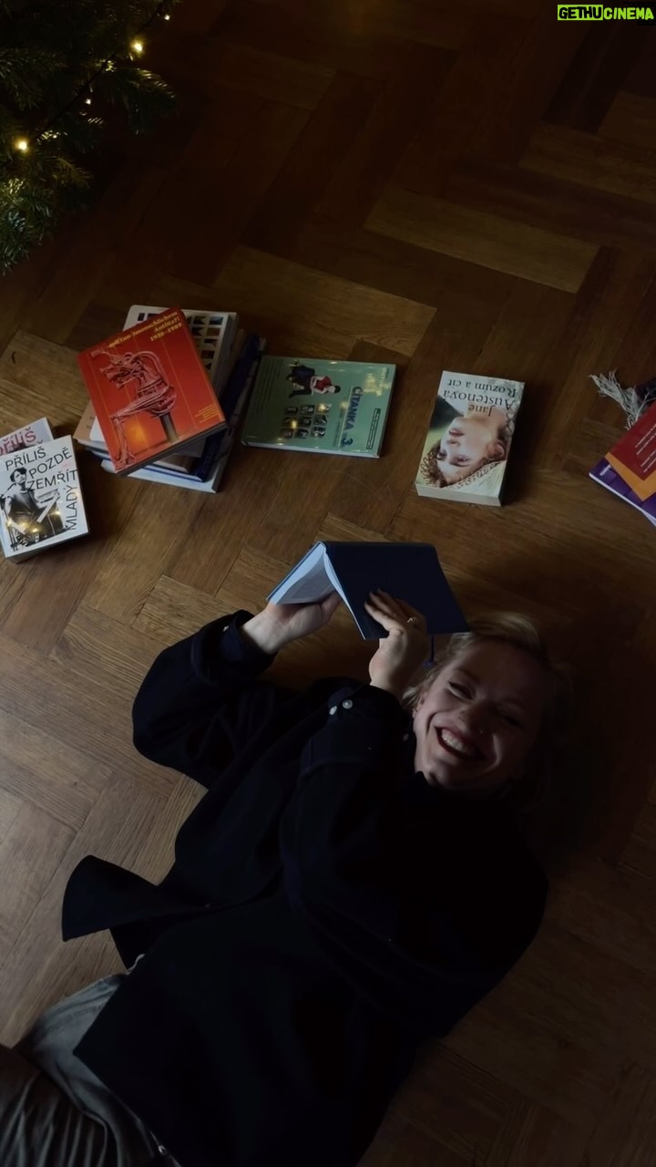 Ester Geislerová Instagram - Vánoční dárky, ale i učebnice, nemusí být nové, a co víc, mohou pomoci při ochraně životního prostředí neplýtváním!🎄 @reknihy jsou o 80 % levnější a knihy vybírají tak, aby byly ve velmi dobré kvalitě. Každý umíme nakupovat další a další knihy, ale určitě i dost vytřídit. Budete mít víc místa v knihovně a ještě za to něco dostanete. A taky vám je odešlou ze Zásilkoven ZDARMA, stačí je jen přinést zabalené v krabici. 📦 Kolik za který titul dostanete, můžete zjistit už teď na stránkach reknihy.cz! Tuto službu ocení nejen studenti, ale i jejich rodiče! 🤞 Já jsem mým dětem objednala knihy na maturitu a povinnou četbu! Let’s save! 📒📓📔📕📖📗📘📙📚 #reknihy @reknihy