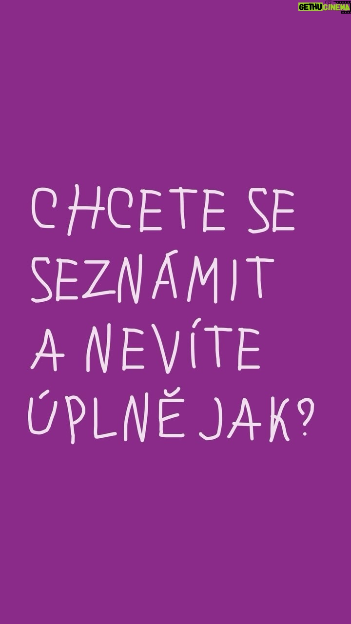 Ester Geislerová Instagram - Markéta Šetinová @marketasetinova ❤️❣️ Chcete se seznámit a nevíte úplně jak? Chcete nějak rozumět, jak v seznamování fungují sociální sítě? Chcete znát a umět používat nové vědecké poznatky, které přináší humanitní vědy? Tak jděte za Markétou. My jsme za ní šli, resp. ona přišla za námi a nestačili jsme se zase divit, jak dokáže být čas krátký, když se máte s někým tak fundovaným a lidským o čem povídat. Probrali jsme nejen randění mladých lidí, ale i starších, dotkli jsme se vlivu sociálních sítích a toho, jak proměňují náš svět seznamování. Dotkli jsme se jak našich mikro světů, tak i makro světů a toho, jak jsme prostě všichni provázaní. Tušíme oba, že jsme se s Markétou nepotkali naposledy. Užívejte! ✌️🎉 @geislerova_ester @forendors @ganapatijan @marketasetinova @esterajosefina Poslouchejte podcast Terapie sdílením - ODKAZ V BIO https://www.forendors.cz/terapiesdilenim #terapiesdilenimmerch #terapeisdilenimpodcast #terapiesdilenim