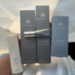 Ester Geislerová Instagram - V jednom malém kouzelném domku ve Strašnicích,(U nových vil 11), kouzlí @halova.marketa s kosmetikou @cosmedix_me a umí fantasticky masírovat, čistit, trhat (obočí), barvit, ale i pobavit..a hlavně zachránit. A to třeba u akutně, když se pleť z ničeho,(antibiotika) poblázní… záchrana. A to se hodí nám všem.) Děkuji za péči! 🩵 a doporučuji! @cosmedix_me @halova.marketa #cosmedixskincare #spoluprace #🤍🕊️