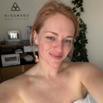 Ester Geislerová Instagram - V jednom malém kouzelném domku ve Strašnicích,(U nových vil 11), kouzlí @halova.marketa s kosmetikou @cosmedix_me a umí fantasticky masírovat, čistit, trhat (obočí), barvit, ale i pobavit..a hlavně zachránit. A to třeba u akutně, když se pleť z ničeho,(antibiotika) poblázní… záchrana. A to se hodí nám všem.) Děkuji za péči! 🩵 a doporučuji! @cosmedix_me @halova.marketa #cosmedixskincare #spoluprace #🤍🕊️