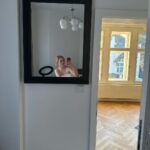 Ester Geislerová Instagram - V jednom malém kouzelném domku ve Strašnicích,(U nových vil 11), kouzlí @halova.marketa s kosmetikou @cosmedix_me a umí fantasticky masírovat, čistit, trhat (obočí), barvit, ale i pobavit..a hlavně zachránit. A to třeba u akutně, když se pleť z ničeho,(antibiotika) poblázní… záchrana. A to se hodí nám všem.) Děkuji za péči! 🩵 a doporučuji! @cosmedix_me @halova.marketa #cosmedixskincare #spoluprace #🤍🕊️