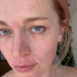Ester Geislerová Instagram - V jednom malém kouzelném domku ve Strašnicích,(U nových vil 11), kouzlí @halova.marketa s kosmetikou @cosmedix_me a umí fantasticky masírovat, čistit, trhat (obočí), barvit, ale i pobavit..a hlavně zachránit. A to třeba u akutně, když se pleť z ničeho,(antibiotika) poblázní… záchrana. A to se hodí nám všem.) Děkuji za péči! 🩵 a doporučuji! @cosmedix_me @halova.marketa #cosmedixskincare #spoluprace #🤍🕊️